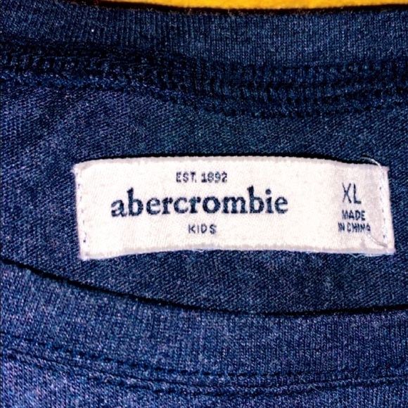 3 beautiful Abercrombie T-shirts - Picture 2 of 2